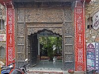 Porte sculptée d'un restaurant